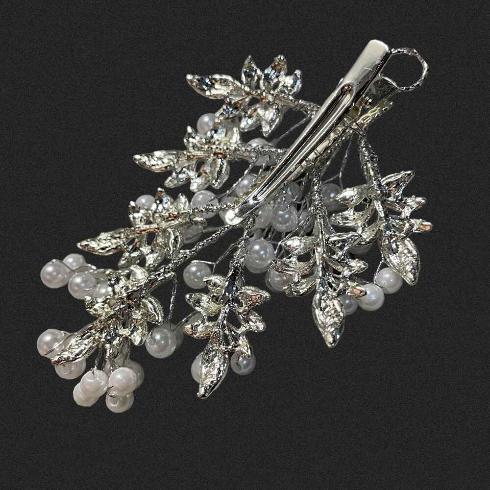 Diadema tip agrafa cu strasuri argintii si perle DIA-0008