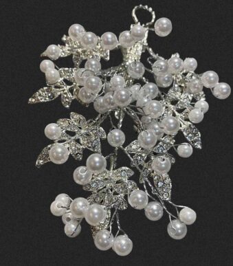 Diadema tip agrafa cu strasuri argintii si perle DIA-0008
